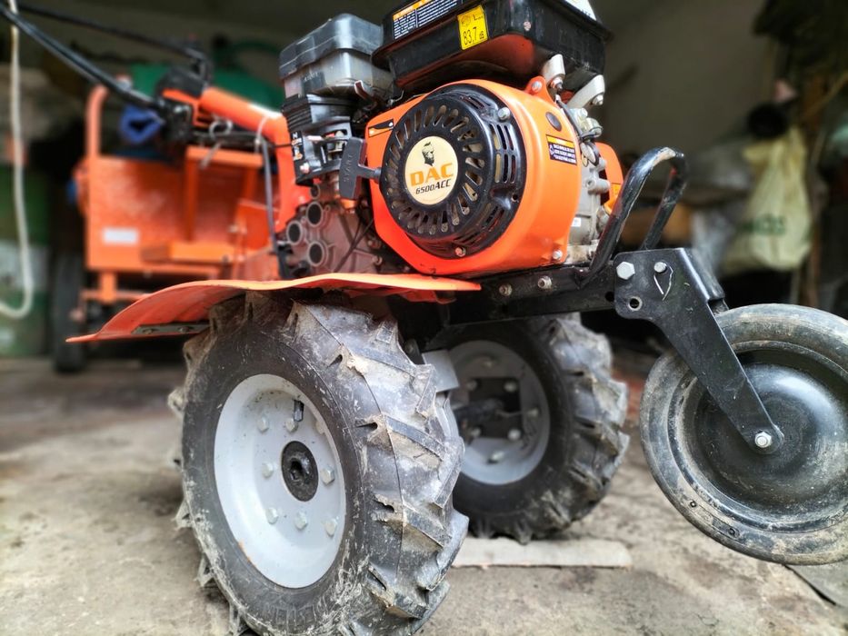 Vând motocultor.