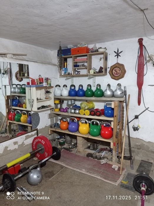 Гири спортивные разные.