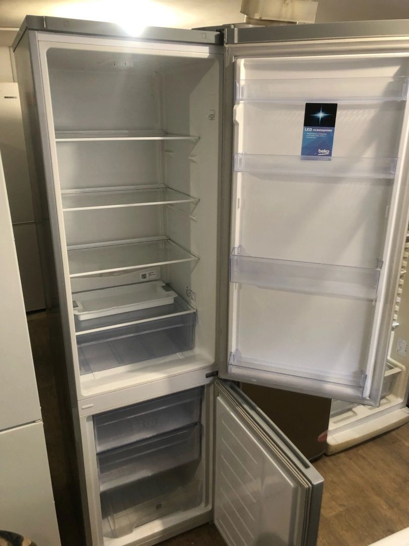 Холодильник BEKO серого цвета