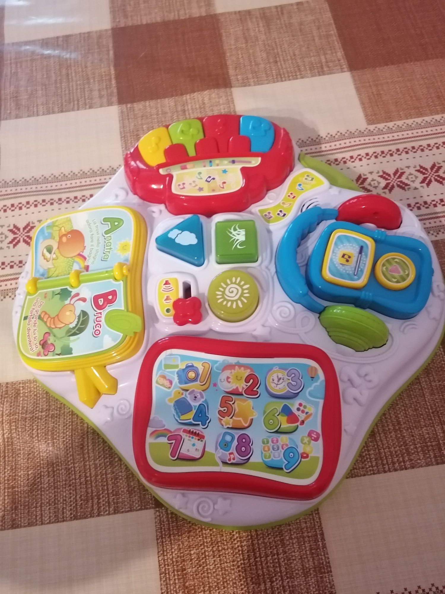 Jucărie interactiva în limba italiana.