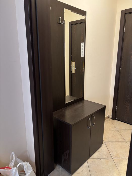 Шкаф за обувки в хубаво състояние и оглядало с закачалки