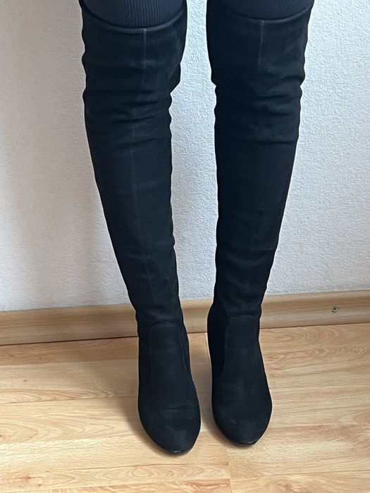 Високи черни ботуши