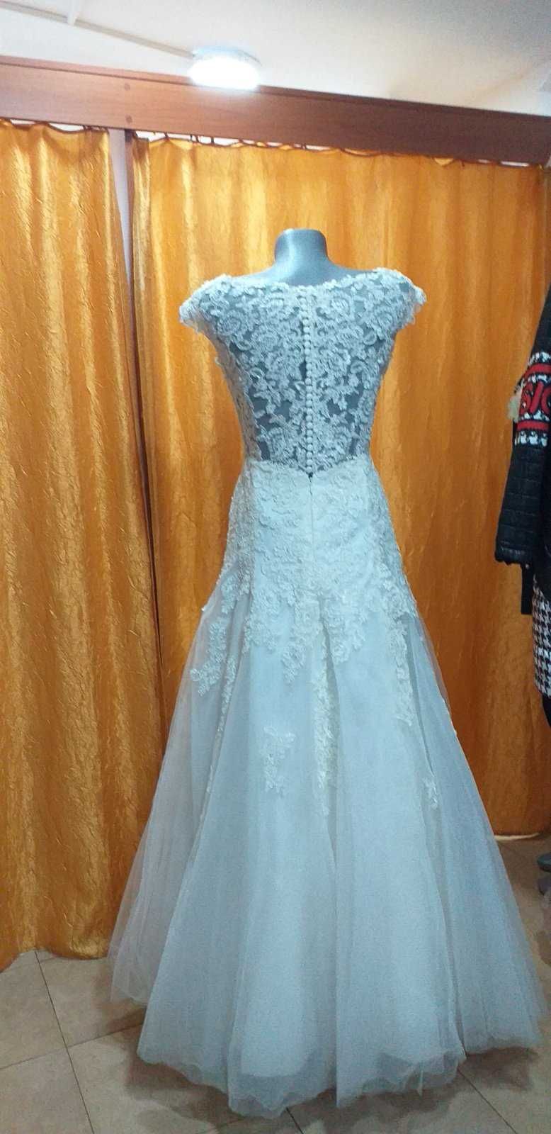 Сватбена рокля от колекцията на модна къща "Романтика"