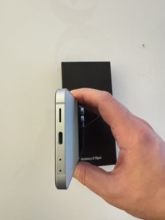 Samsung Z flip 6 като нов в гаранция