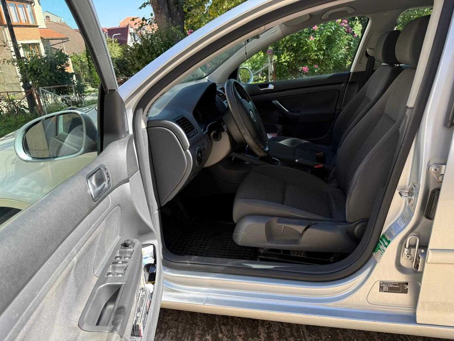 Vând VW Golf V Confortline, 1,6 Benz, 102CP, dec. 2007 +Set Roți iarnă