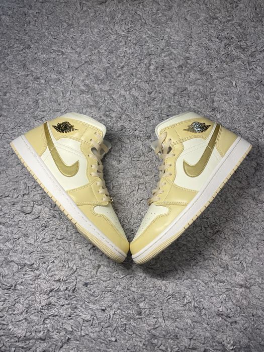 Air Jordan 1 Mid "Pale Vanilla"