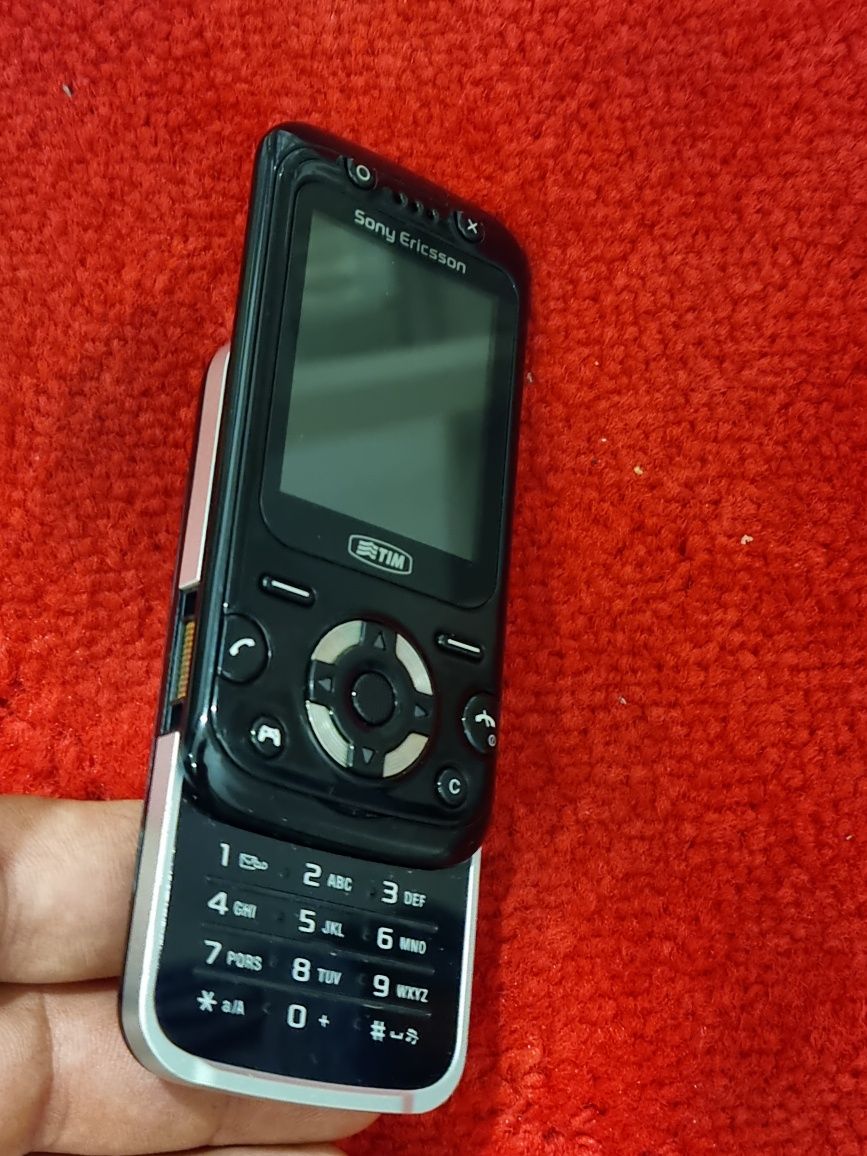 Telefon Sony Ericsson Slide cu încărcător original