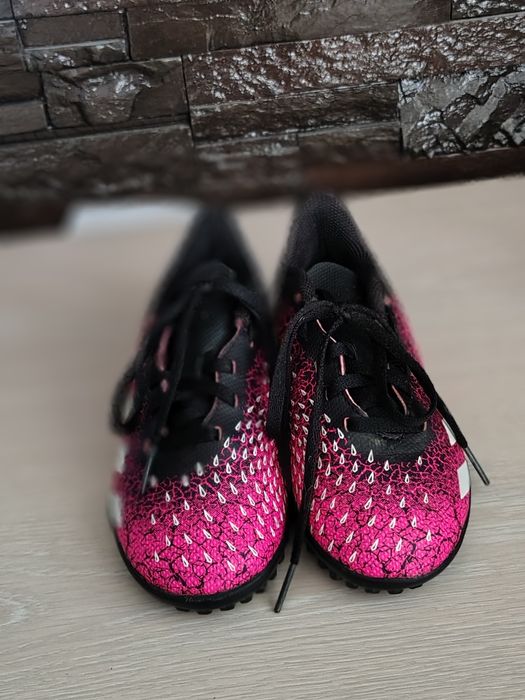 Adidas Predator 32 și Adidași Zara 31