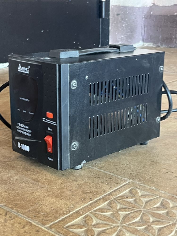 Стабилизатор напряжения SVC R-1000