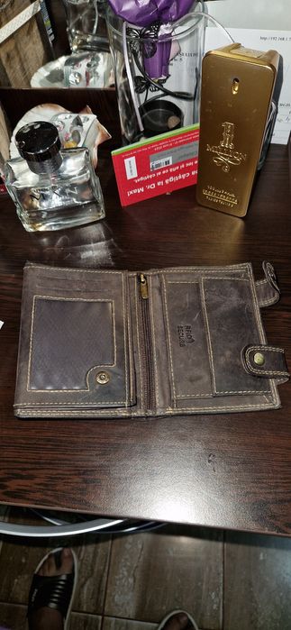 Vând portofel pentru bărbați.