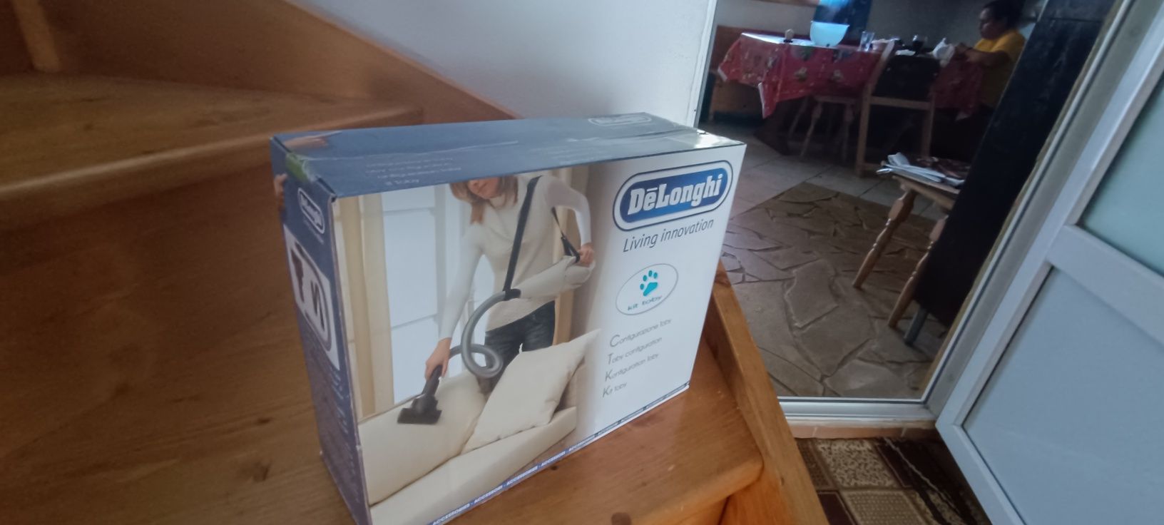Accesorii pt aspirator DeLonghi mai multe bucăți.