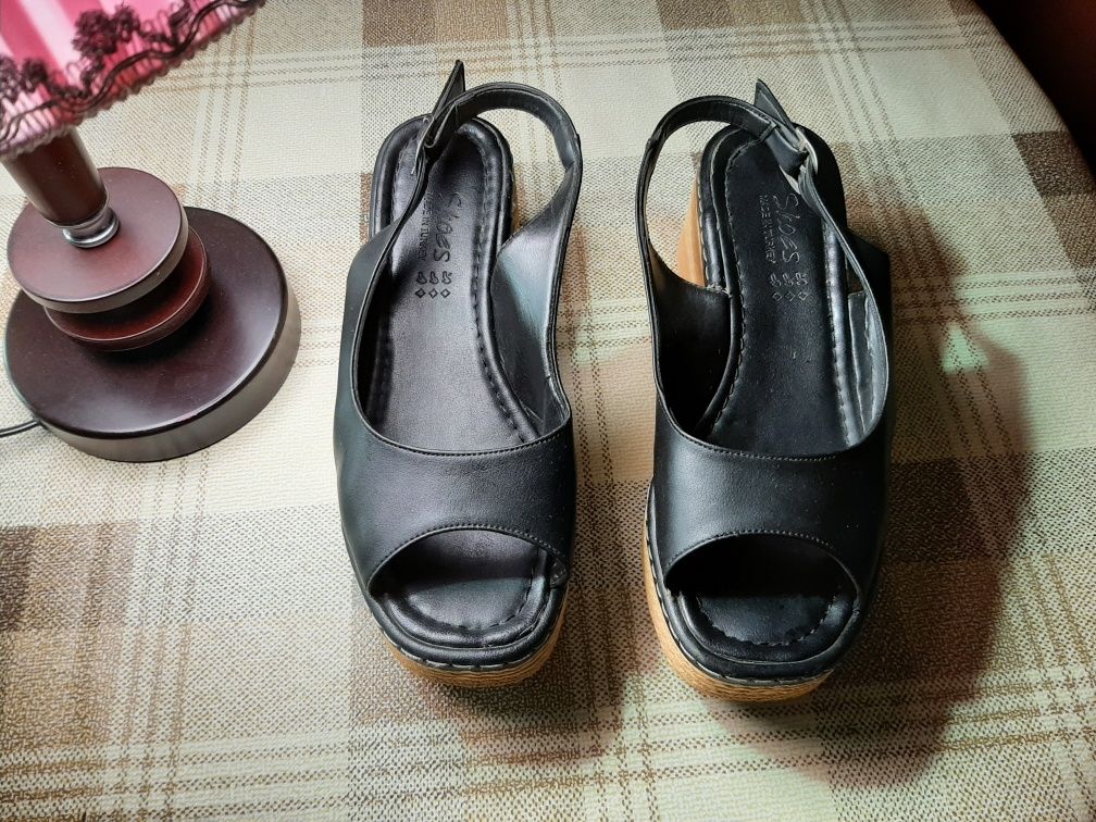 Продаю летние босоножки 38 размера. Производство Турция.