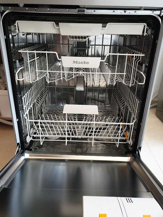 Инокс - Miele Съдомиялна - 14 Комплекта - Свободностояща - 60см