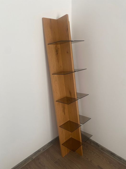 Vitrină verticală suspendată
