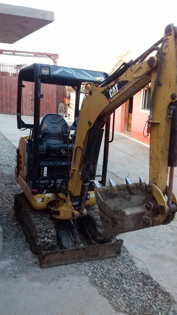 Vând mini excavator caterpillar