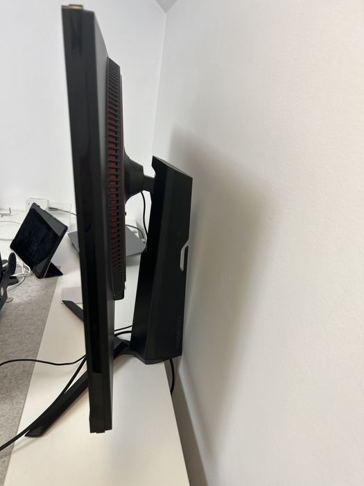 Monitor LG 32” QHD + brat de birou