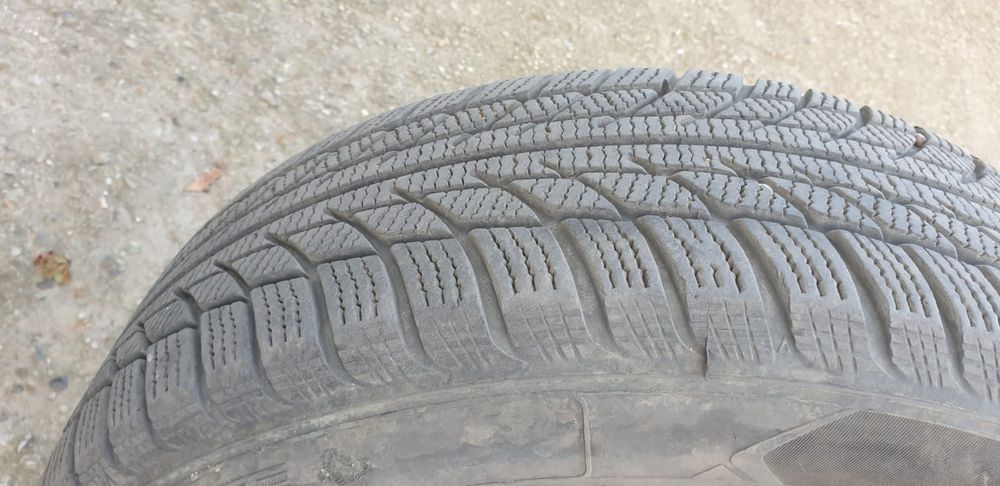 Vând 4 anvelope iarnă,  noi. Dimensiuni :205/60R16. Pret : 600 lei