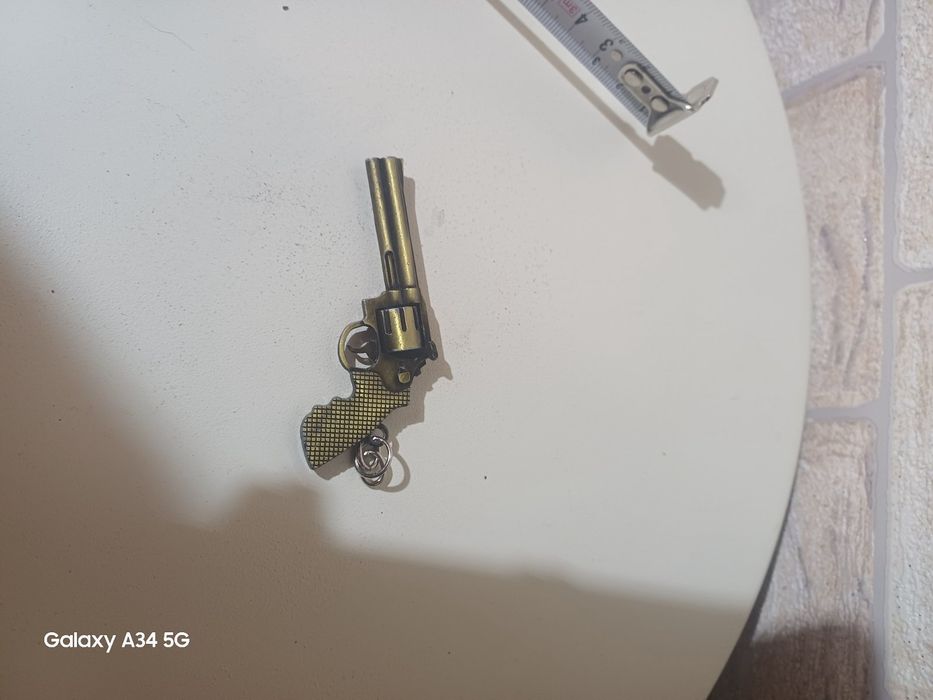 Метална висулка револвер