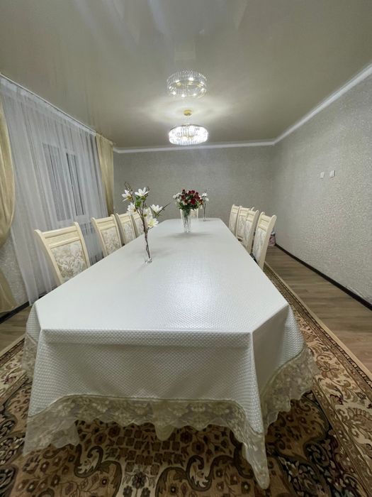 Стол и стулья 10 шт в отличном состояний.