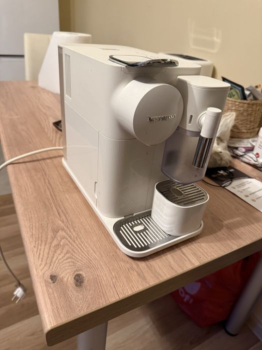 Espressor capsule NESPRESSO Lattissima One