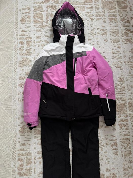 Продам лыжный костюм почти  новый, одевали пару раз, 42 размер