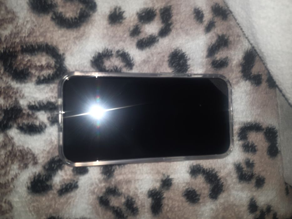 Продавам много запазен без нито една драскотена iphone 13 pro white