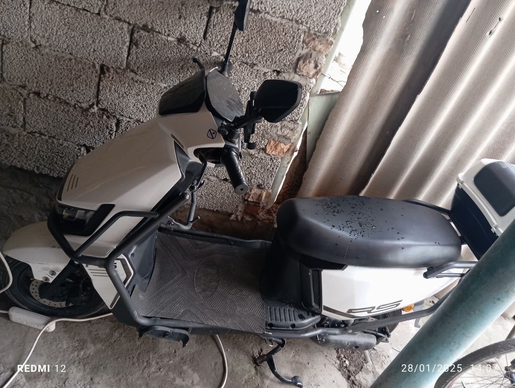 Elektroskuter sotiladi holati yaxshi , 1 zaryadda 50-60 km yuradi