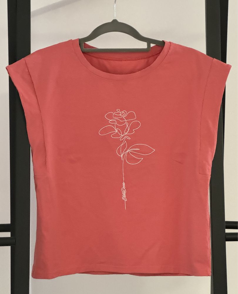 Tricou corail cu detaliu floare