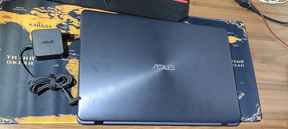 Vand Laptop Asus I3 8 GB ram DDr4 SSD 256 GB display 17.3 inch