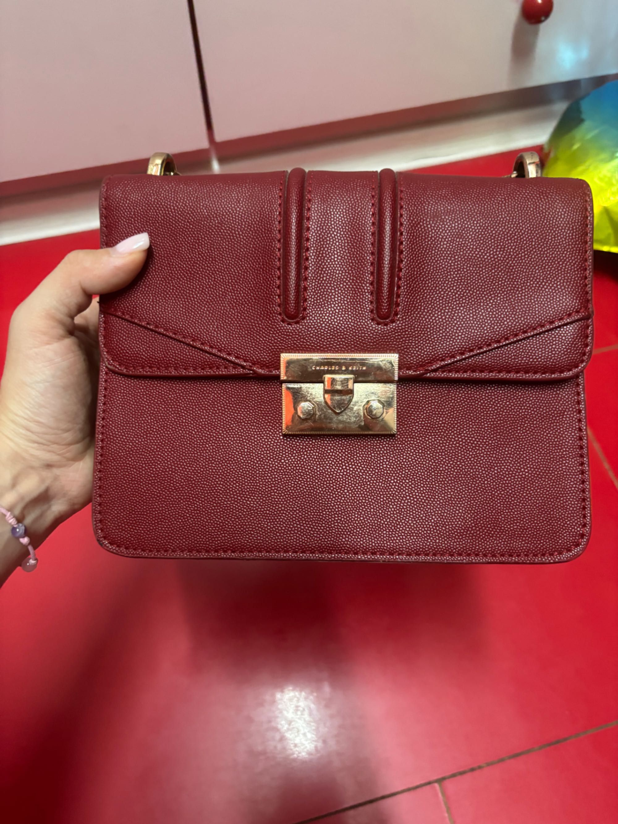 Червена чанта Charles & Keith
