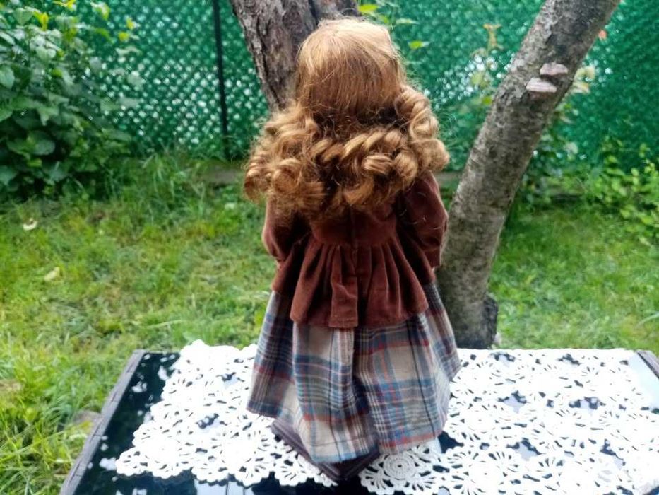 Колекционерска порцеланова кукла