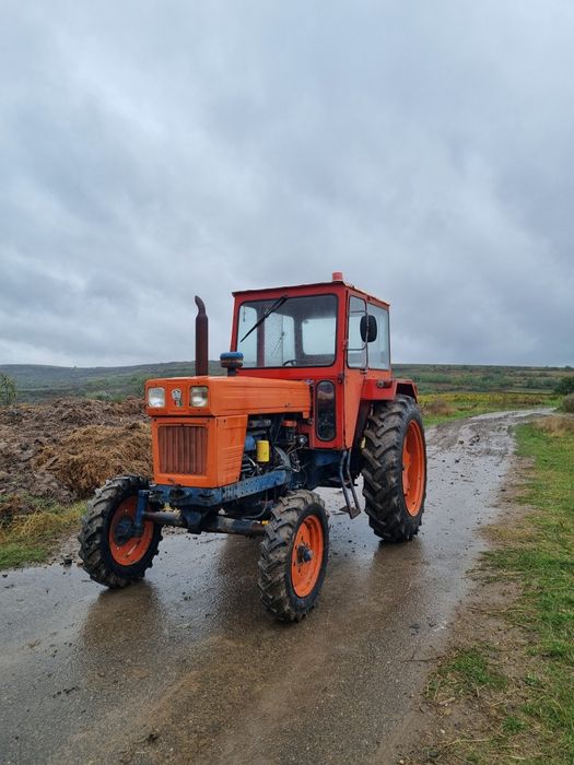 Vând tractor U 650 cu plug cu 3 brazde