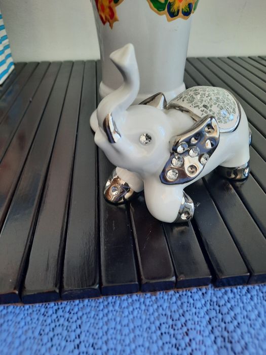 Superb elefant din portelan