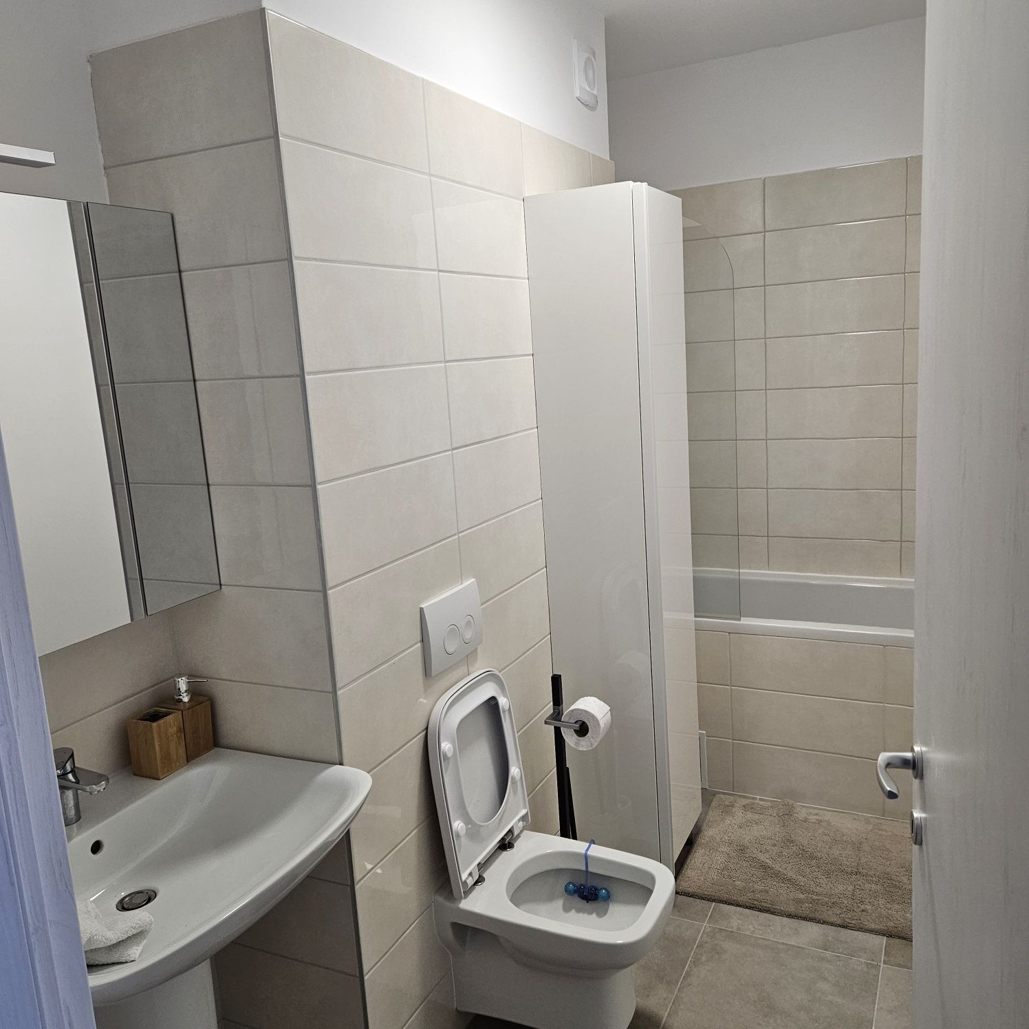 Inchiriez apartament