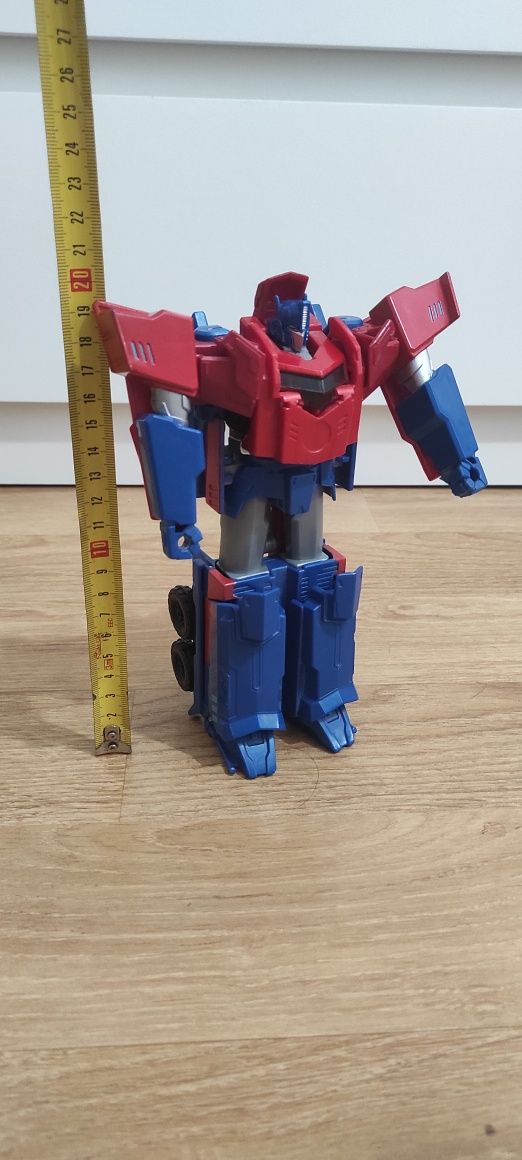 Vând figurina Transformers