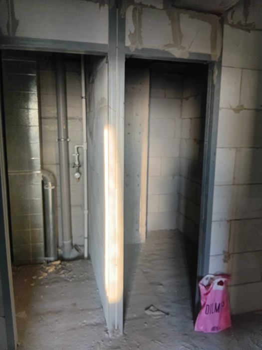 Чоштепа метро олдида 3/6/12. Кв майдони 71 кв. нархи 61000.