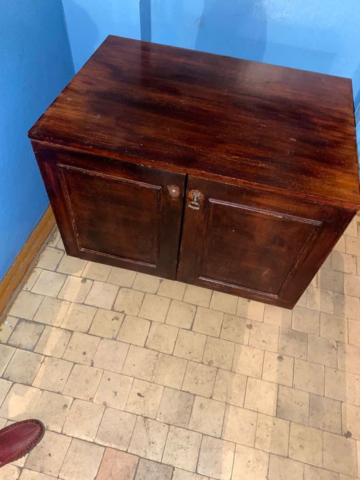 ТУМБУ  отдам  стоит в подьезде