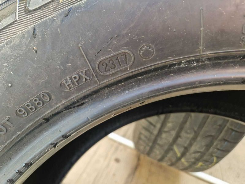 2 Bridgestone R18 265/60
летни гуми 
DOT2317