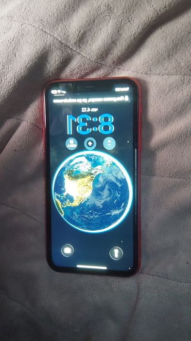 iPhone 11  червен