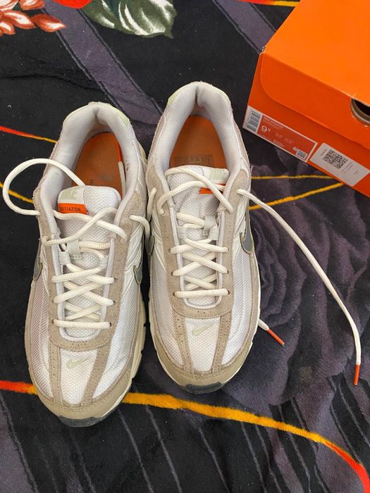 Крассовки Nike бежевый