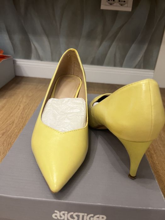 Set geanta si pantofi stiletto galben Bershka