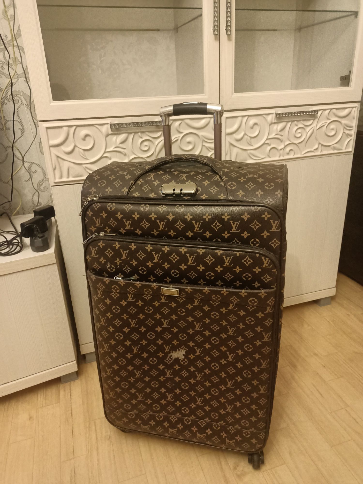 Продам большой чемодан 15000