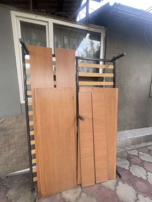 Кровать, металическаое основание с каркасом  из деревяноого крепежа