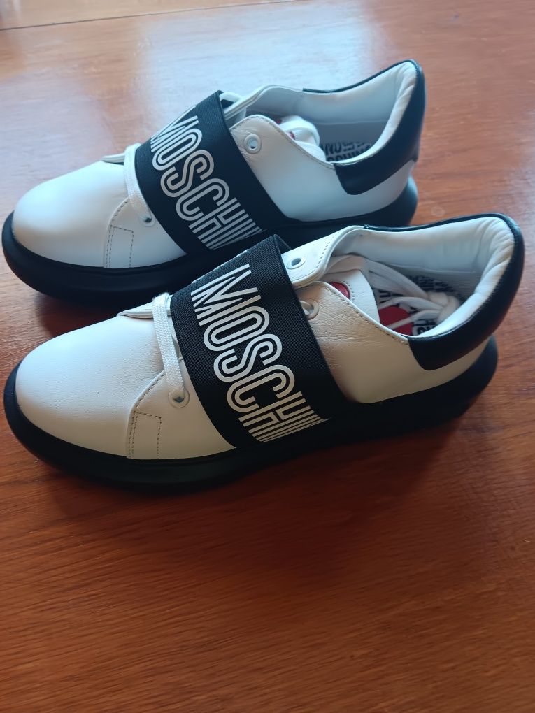Adidași Love Moschino