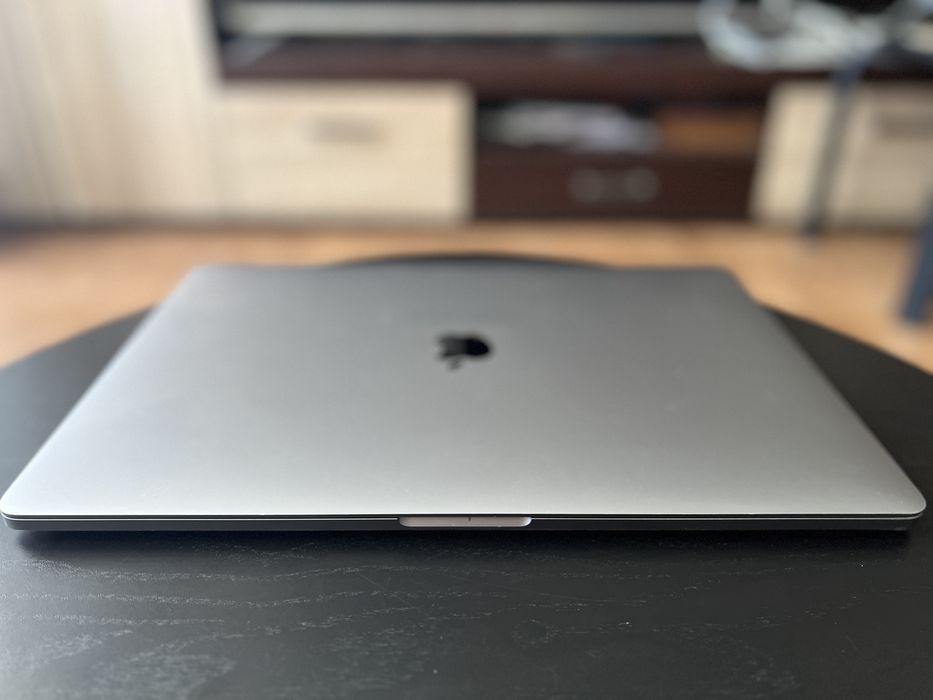 Отличен MacBook Pro 15” 2.9i9 8-Core 32GB 1TB 4GB Video