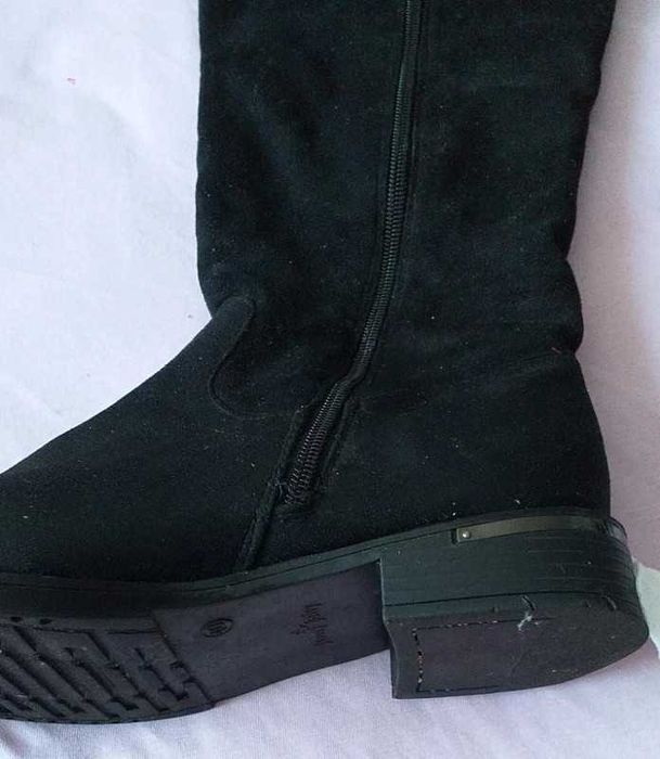 Cizme lungi, peste genunchi