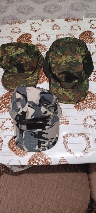 Продавам чисто нови Военни шапки едната е зимна номер 60