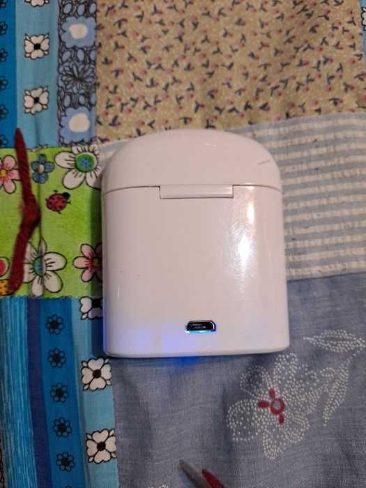 Căști wireless marca grundig.