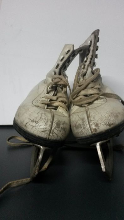 Продава кънки за лед