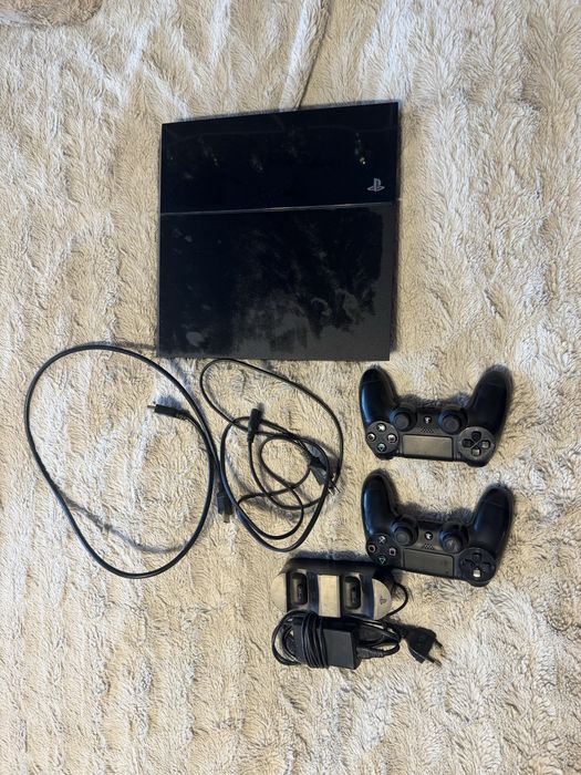 Ps4 utilizat cu 2 manete , una este defecta plus incarcator de manete